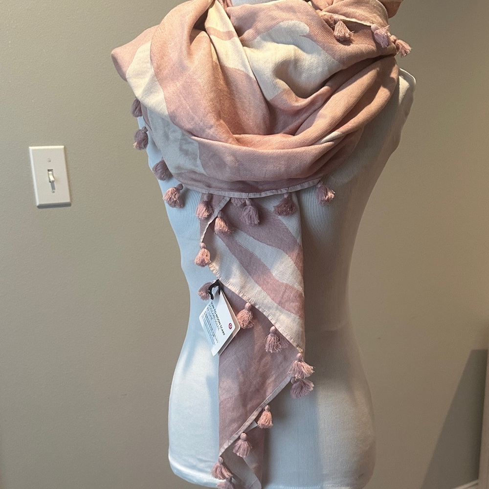 NWT lululemon sun to moon Tassel Scarf rosy pink, beige